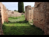 02812 ostia - regio v - insula vi - edificio (v,vi,3) - hinterer raum - ostende - bli ri osten - 01-2024.jpg